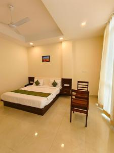 Hotel Veer Palace near Udaipole Udaipur في أودايبور: غرفة نوم بسرير وكرسي