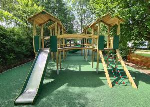 een houten speeltuin met een glijbaan in een park bij Lee Valley Sewardstone in Enfield Lock