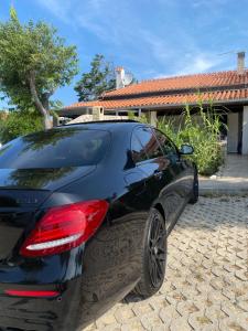une voiture noire garée devant une maison dans l'établissement Apartment Sara Gajac, Novalja, à Novalja