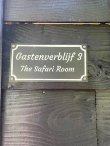 een bord voor de satarth kamer op een houten deur bij Sandra’s Gastenverblijf in Oostvoorne
