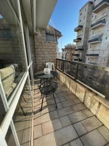 Photo de la galerie de l'établissement Grand appartement 7 personnes NETANYA proximité immédiate kikar plage immeuble KING KORESH, à Netanya
