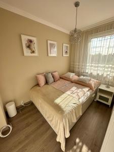 Posteľ alebo postele v izbe v ubytovaní Sóstó Forest Apartman