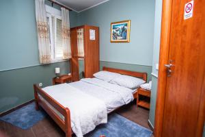 1 dormitorio pequeño con 2 camas y puerta en Sobe Amadeus, en Sesvete