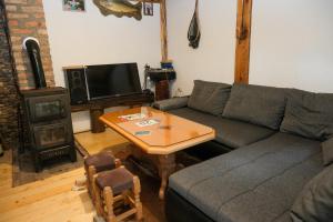 sala de estar con sofá, mesa y fogones en Jajce lake cottage-Plivsko jezero en Jajce