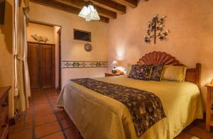 Un pat sau paturi într-o cameră la Hotel Pueblo Magico
