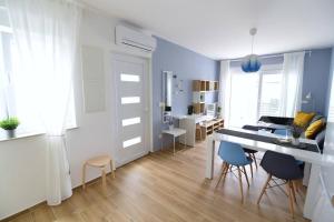Apartman Eva في سيموني: غرفة معيشة مع طاولة وبعض الكراسي
