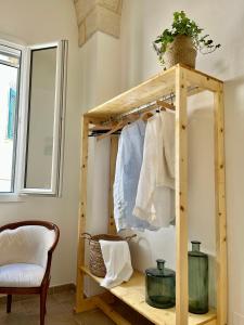 a room with a wooden shelf with clothes at Itaca in Castro di Lecce