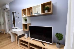 Apartman Eva في سيموني: غرفة معيشة مع تلفزيون بشاشة مسطحة على طاولة
