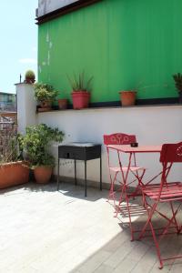 マスカリにあるCasa Granitaの緑の壁のパティオ(椅子2脚、テーブル付)