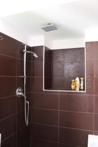 マスカリにあるCasa Granitaの茶色のタイルのバスルーム(シャワー付)