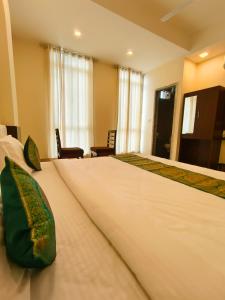 Hotel Veer Palace near Udaipole Udaipur في أودايبور: سرير كبير في غرفة الفندق مع