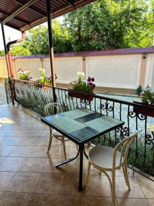 een tafel en 2 stoelen op een balkon bij Villa Magda in Berehove