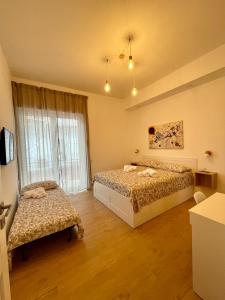 1 dormitorio con 2 camas y ventana en La casa di Toto en Nápoles