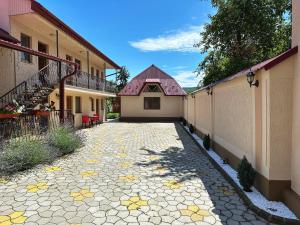 a cobblestone driveway in a courtyard with a building at Villa Magda in Berehove