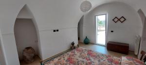 sala de estar con cama y ventana grande en Villa PARADISO en Muro Leccese