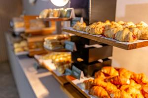 eine Bäckerei mit verschiedenen Brotsorten und Gebäck in der Unterkunft K-Platz Florianópolis São José in São José