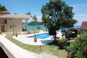 Der Swimmingpool an oder in der Nähe von Frangipani Langkawi Resort