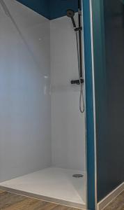 eine Dusche in einem Zimmer mit Glastür in der Unterkunft Studio à Audenge in Audenge