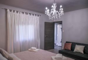 een slaapkamer met een groot bed en een kroonluchter bij Apartment Bruna in Solin