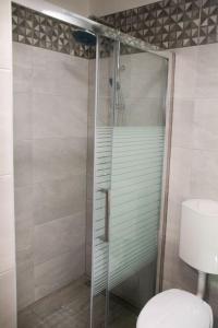 een glazen douche in een badkamer met een toilet bij Apartment Bruna in Solin