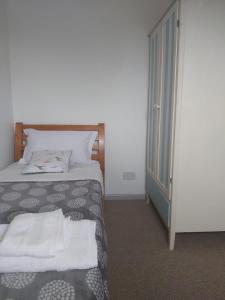 um quarto com uma cama e uma porta aberta em Home in Cheltenham em Golden Valley