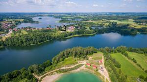 una vista aérea de un lago con una casa en Domek Holenderski, en Mikołajki