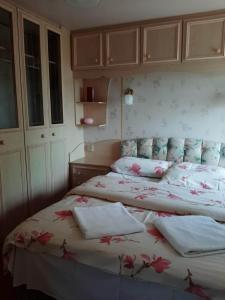1 dormitorio con 2 camas y toallas. en Domek Holenderski, en Mikołajki