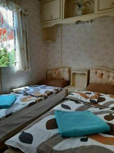 two beds sitting next to each other in a room at Domek Holenderski in Mikołajki