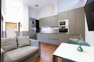 Il comprend un salon avec un canapé et une cuisine. dans l'établissement Loft 2 by Basquelidays, à Fontarrabie