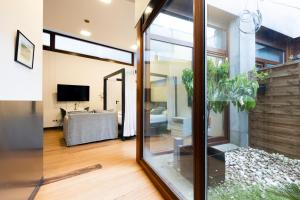 een woonkamer met een glazen schuifdeur naar een woonkamer bij Loft 2 by Basquelidays in Hondarribia
