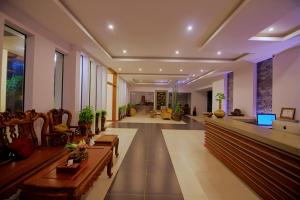 Großes Zimmer mit einer Lobby mit Stühlen und Tischen in der Unterkunft New Riverside Hotel in Siem Reap