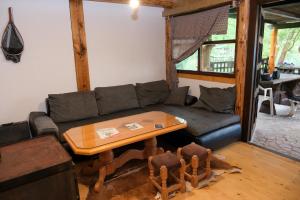 sala de estar con sofá y mesa en Jajce lake cottage-Plivsko jezero en Jajce