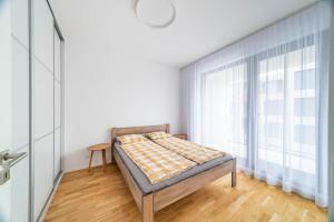 プラハにあるApartment Michelskáのベッドルーム1室(ベッド1台、大きな窓付)