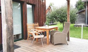 un tavolo e sedie in legno su una terrazza di Kreischberg Chalet Ferienpark 3 a Sankt Lorenzen ob Murau