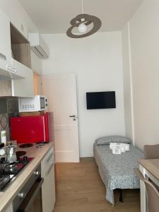 eine kleine Küche mit einem Bett in einem Zimmer in der Unterkunft La casa di Toto smart in Neapel