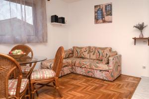 een woonkamer met een bank en een tafel bij Apartment Nia in Rabac