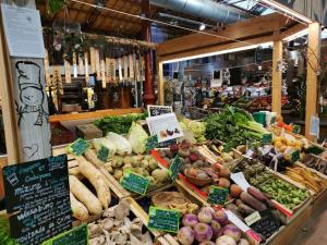 een deel van een markt met veel groenten bij Logement Colmar centre avec Parking in Colmar