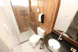 馬塞約的住宿－阿古阿斯首府旅館，浴室配有卫生间、盥洗盆和淋浴。