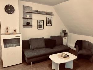 - un salon avec un canapé et une table dans l'établissement Apartment-am-Burgberg, Harztor, à Harztor