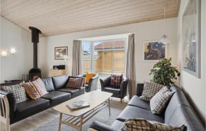 sala de estar con sofás y mesa en Marina Fiskens Feriepark, en Gråsten