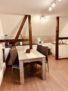 - une salle à manger avec une table et des chaises dans l'établissement Apartment-am-Burgberg, Harztor, à Harztor