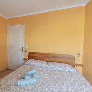 sypialnia z łóżkiem z dwoma ręcznikami w obiekcie la petit maisonette de manu w Cannes