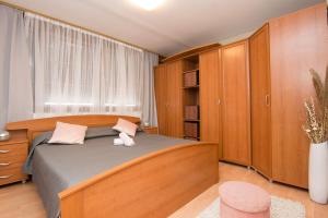 sypialnia z dużym łóżkiem i dużym oknem w obiekcie Naomi w mieście Zadar