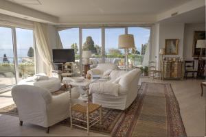 A seating area at Maison Blanche Taormina