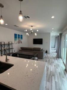 Μια τηλεόραση ή/και κέντρο ψυχαγωγίας στο Tiny home on the Lake