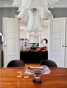 Ultimate Luxury in Kgs. Nytorv في كوبنهاغن: غرفة طعام مع طاولة مع ثريا