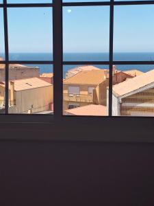 uma vista da cidade a partir de uma janela em Cerca de la playa, con bodega, terraza y jardin Camino Portugués em A Guarda