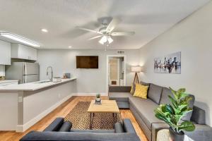 a living room with a couch and a table at Hello Gorgeous Flat near Downtown! in Dallas