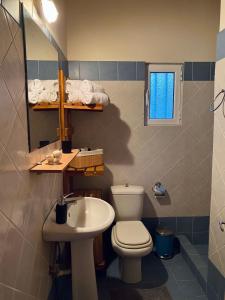 SkálaにあるLuxury Beach Villaのバスルーム(トイレ、洗面台付)