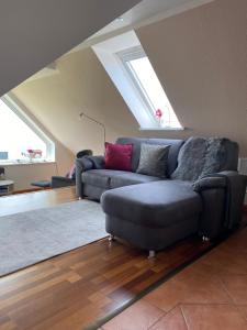 een woonkamer met een blauwe bank op een zolder bij Jensen-Huus in Dagebüll +38 foto's